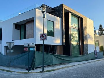 VENTA DE CASA EN ESQUINA FRENTE  A ÁREA VERDE , ZONA LOMAS DE ANGELÓPOLIS