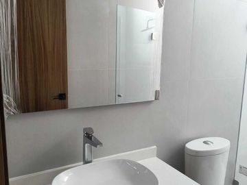 VENTA DE CASA EN ESQUINA FRENTE  A ÁREA VERDE , ZONA LOMAS DE ANGELÓPOLIS