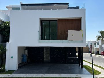 VENTA DE CASA EN ESQUINA FRENTE  A ÁREA VERDE , ZONA LOMAS DE ANGELÓPOLIS