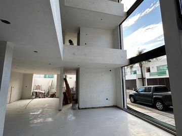 VENTA DE CASA EN ESQUINA FRENTE  A ÁREA VERDE , ZONA LOMAS DE ANGELÓPOLIS
