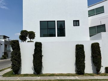 VENTA DE CASA EN ESQUINA FRENTE  A ÁREA VERDE , ZONA LOMAS DE ANGELÓPOLIS