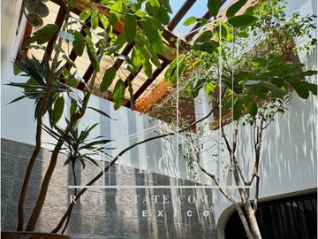 Residencia con espectacular jardín - Fraccionamiento pequeño y muy seguro