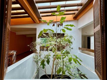 Residencia con espectacular jardín - Fraccionamiento pequeño y muy seguro