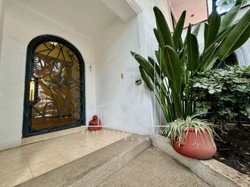 Residencia con espectacular jardín - Fraccionamiento pequeño y muy seguro