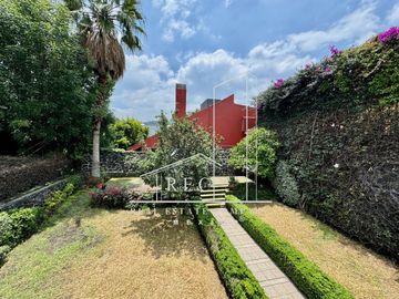 Residencia con espectacular jardín - Fraccionamiento pequeño y muy seguro