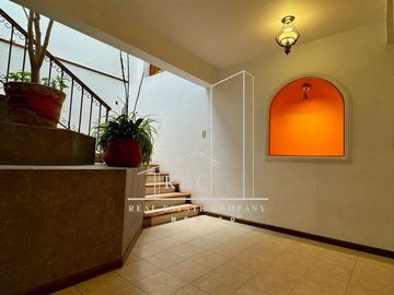Residencia con espectacular jardín - Fraccionamiento pequeño y muy seguro
