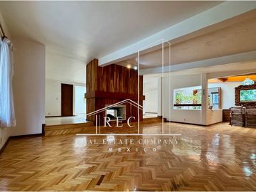 Residencia con espectacular jardín - Fraccionamiento pequeño y muy seguro
