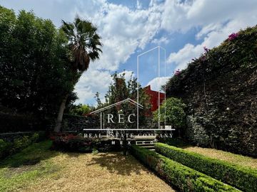 Residencia con espectacular jardín - Fraccionamiento pequeño y muy seguro