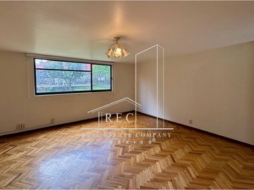 Residencia con espectacular jardín - Fraccionamiento pequeño y muy seguro