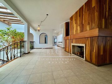 Residencia con espectacular jardín - Fraccionamiento pequeño y muy seguro