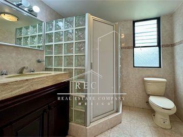 Residencia con espectacular jardín - Fraccionamiento pequeño y muy seguro