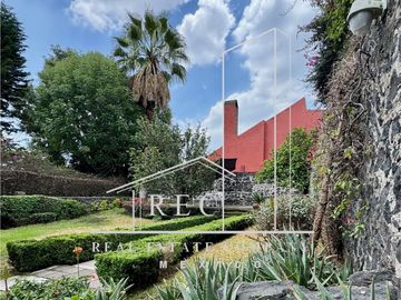 Residencia con espectacular jardín - Fraccionamiento pequeño y muy seguro