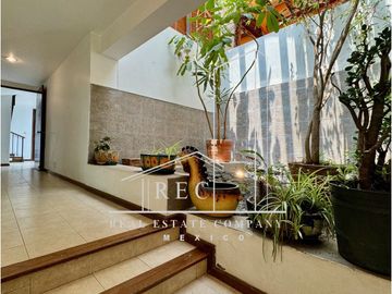 Residencia con espectacular jardín - Fraccionamiento pequeño y muy seguro