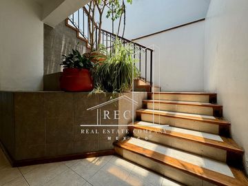 Residencia con espectacular jardín - Fraccionamiento pequeño y muy seguro
