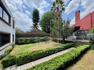 Residencia con espectacular jardín - Fraccionamiento pequeño y muy seguro