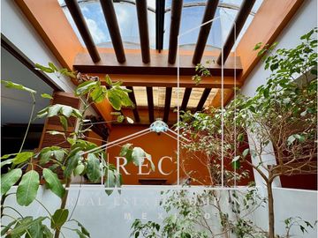 Residencia con espectacular jardín - Fraccionamiento pequeño y muy seguro