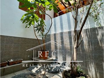 Residencia con espectacular jardín - Fraccionamiento pequeño y muy seguro