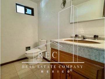 Residencia con espectacular jardín - Fraccionamiento pequeño y muy seguro
