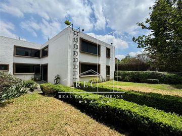 Residencia con espectacular jardín - Fraccionamiento pequeño y muy seguro