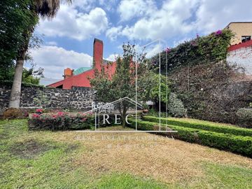 Residencia con espectacular jardín - Fraccionamiento pequeño y muy seguro