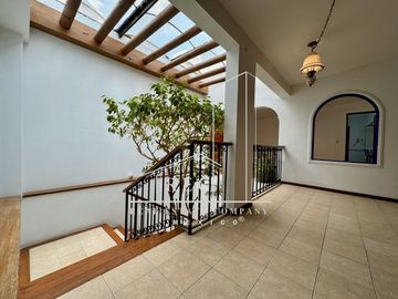 Residencia con espectacular jardín - Fraccionamiento pequeño y muy seguro
