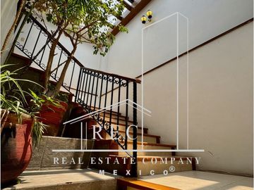 Residencia con espectacular jardín - Fraccionamiento pequeño y muy seguro