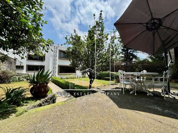 Residencia con espectacular jardín - Fraccionamiento pequeño y muy seguro