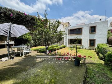 Residencia con espectacular jardín - Fraccionamiento pequeño y muy seguro