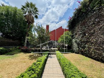 Residencia con espectacular jardín - Fraccionamiento pequeño y muy seguro