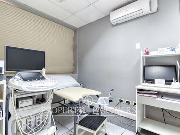 Se vende planta completa para consultas médicas u oficinas.