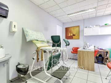 Se vende planta completa para consultas médicas u oficinas.