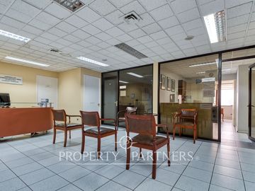 Se vende planta completa para consultas médicas u oficinas.