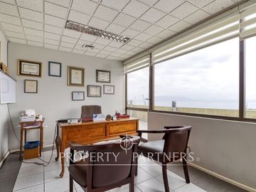 Se vende planta completa para consultas médicas u oficinas.