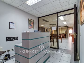 Se vende planta completa para consultas médicas u oficinas.