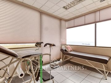 Se vende planta completa para consultas médicas u oficinas.