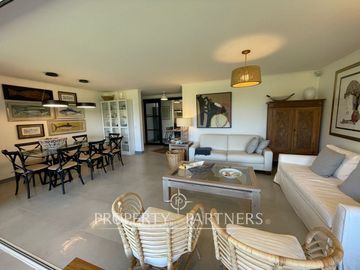 Departamento completamente remodelado con vista a cancha de golf