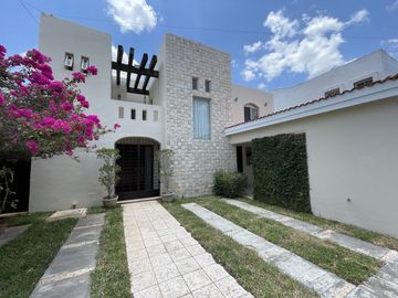 Casa remodelada en venta en Montebello