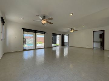 Casa remodelada en venta en Montebello