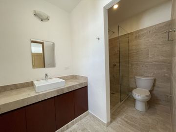 Casa remodelada en venta en Montebello