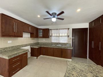 Casa remodelada en venta en Montebello