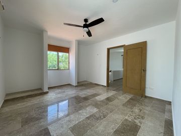Casa remodelada en venta en Montebello