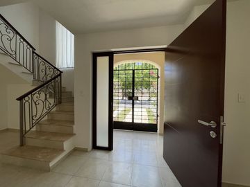 Casa remodelada en venta en Montebello