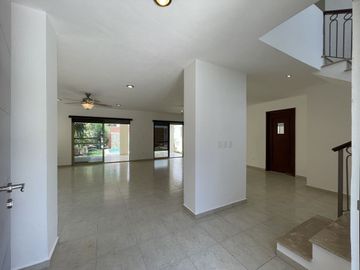 Casa remodelada en venta en Montebello