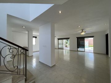 Casa remodelada en venta en Montebello