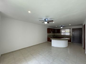 Casa remodelada en venta en Montebello