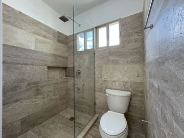 Casa remodelada en venta en Montebello