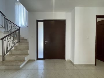 Casa remodelada en venta en Montebello