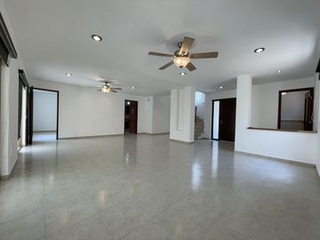 Casa remodelada en venta en Montebello