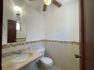 Casa remodelada en venta en Montebello