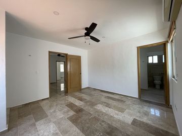 Casa remodelada en venta en Montebello